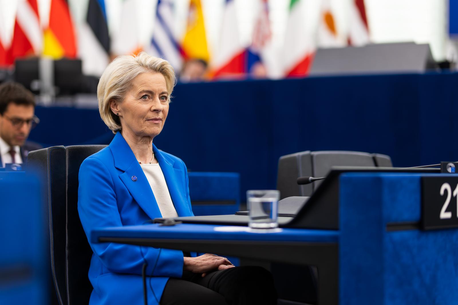 06 October 2025, France, Straßburg: Ursula von der Leyen (CDU), President of the European Commission, sits in the European Parliament building. The four-day plenary session of the European Parliament in Strasbourg begins. Among other things, MEPs will debate two motions of censure against the EU Commission, with the participation of Commission President von der Leyen. The vote will take place on Thursday. There will also be a debate on the revision of the visa suspension mechanism. Photo: Philipp von Ditfurth/dpa Photo: Philipp von Ditfurth/DPA