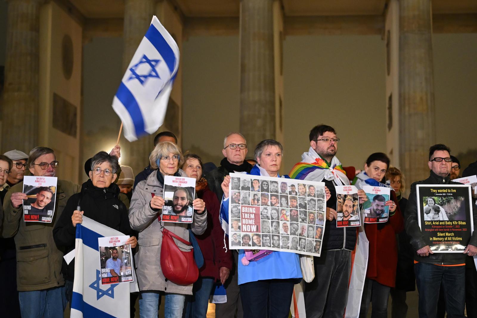 07 October 2025, Berlin: People gather for a reading of the names of the victims in front of the Brandenburg Gate to mark the second anniversary of the Hamas attack on Israel. On October 7, 2023, fighters from the radical Islamic group Hamas attacked Israel, killing numerous people and abducting hostages in the Gaza Strip. Photo: Lilli Förter/dpa Photo: Lilli Förter/DPA