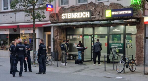 11 October 2025, Gießen: Police officers stand on the market square.  An unknown person has fired several shots on the market square in Giessen. Several people were injured, said a police spokesman. Photo: Carolin Eckenfels/dpa Photo: Carolin Eckenfels/DPA