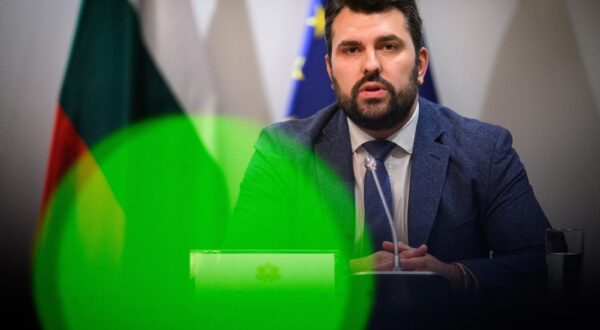 13 October 2025, Bulgaria, Sofia: Georg Georgiev, Foreign Minister of Bulgaria, speaks at a press conference with German Foreign Minister Wadephul (CDU) after their talks at the Guest House of the Government of the Republic of Bulgaria. German Foreign Minister Wadephul is in Southeast Europe for talks. Photo: Bernd von Jutrczenka/dpa Photo: Bernd Von Jutrczenka/DPA