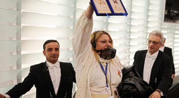 18 July 2024, France, Straßburg: Diana Iovanovici Sosoaca (M), Member of the European Parliament from Romania, is led out of the chamber during the plenary session of the European Parliament. The EU Parliament is voting on a second term of office for EU Commission President von der Leyen. Photo: Philipp von Ditfurth/dpa Photo: Philipp von Ditfurth/DPA