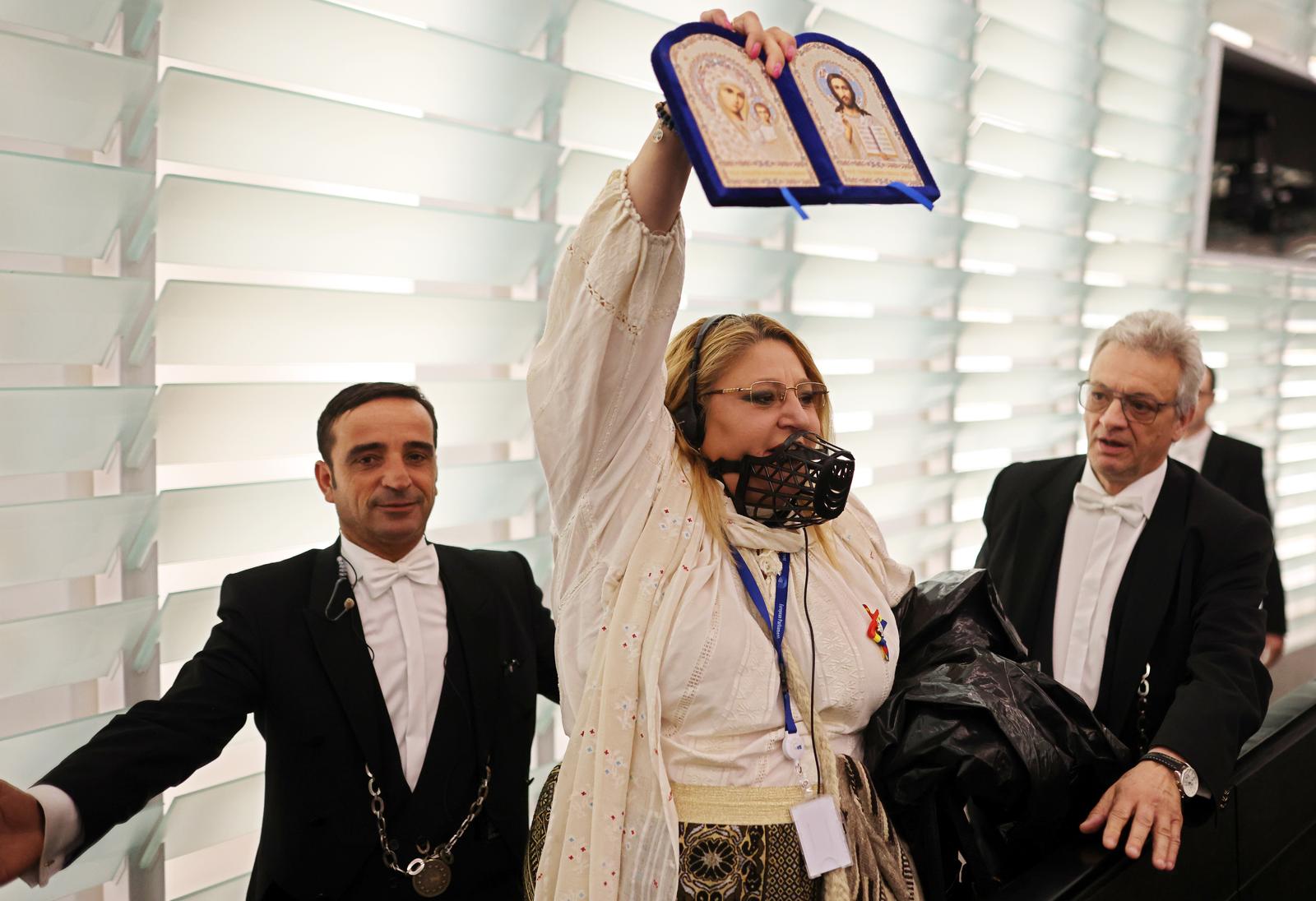 18 July 2024, France, Straßburg: Diana Iovanovici Sosoaca (M), Member of the European Parliament from Romania, is led out of the chamber during the plenary session of the European Parliament. The EU Parliament is voting on a second term of office for EU Commission President von der Leyen. Photo: Philipp von Ditfurth/dpa Photo: Philipp von Ditfurth/DPA