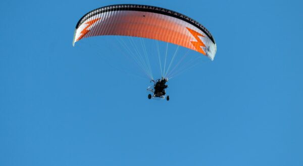 25 July 2019, Saxony, Dresden: A motor paraglider flies in the sky. Photo: Robert Michael/dpa-Zentralbild/ZB /DPA/PIXSELL