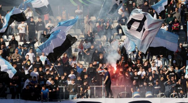 Soccer Football - UEFA Conference League - Rijeka v Sparta Prague - Stadion HNK Rijeka, Rijeka, Croatia - October 24, 2025  Rijeka fans with flags and a flare in the stands REUTERS/Antonio Bronic Photo: Antonio Bronic/REUTERS