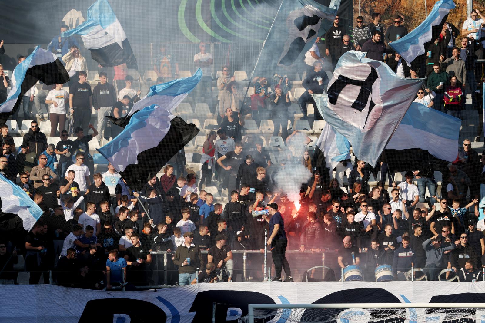 Soccer Football - UEFA Conference League - Rijeka v Sparta Prague - Stadion HNK Rijeka, Rijeka, Croatia - October 24, 2025  Rijeka fans with flags and a flare in the stands REUTERS/Antonio Bronic Photo: Antonio Bronic/REUTERS