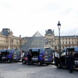 French police vans are parked near the glass Pyramid of the Louvre Museum, after French police arrested suspects in the Louvre heist case, in Paris, France October 27, 2025. REUTERS/Abdul Saboor Photo: ABDUL SABOOR/REUTERS