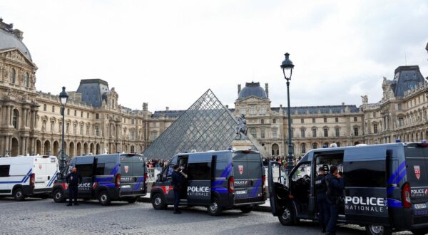 French police vans are parked near the glass Pyramid of the Louvre Museum, after French police arrested suspects in the Louvre heist case, in Paris, France October 27, 2025. REUTERS/Abdul Saboor Photo: ABDUL SABOOR/REUTERS