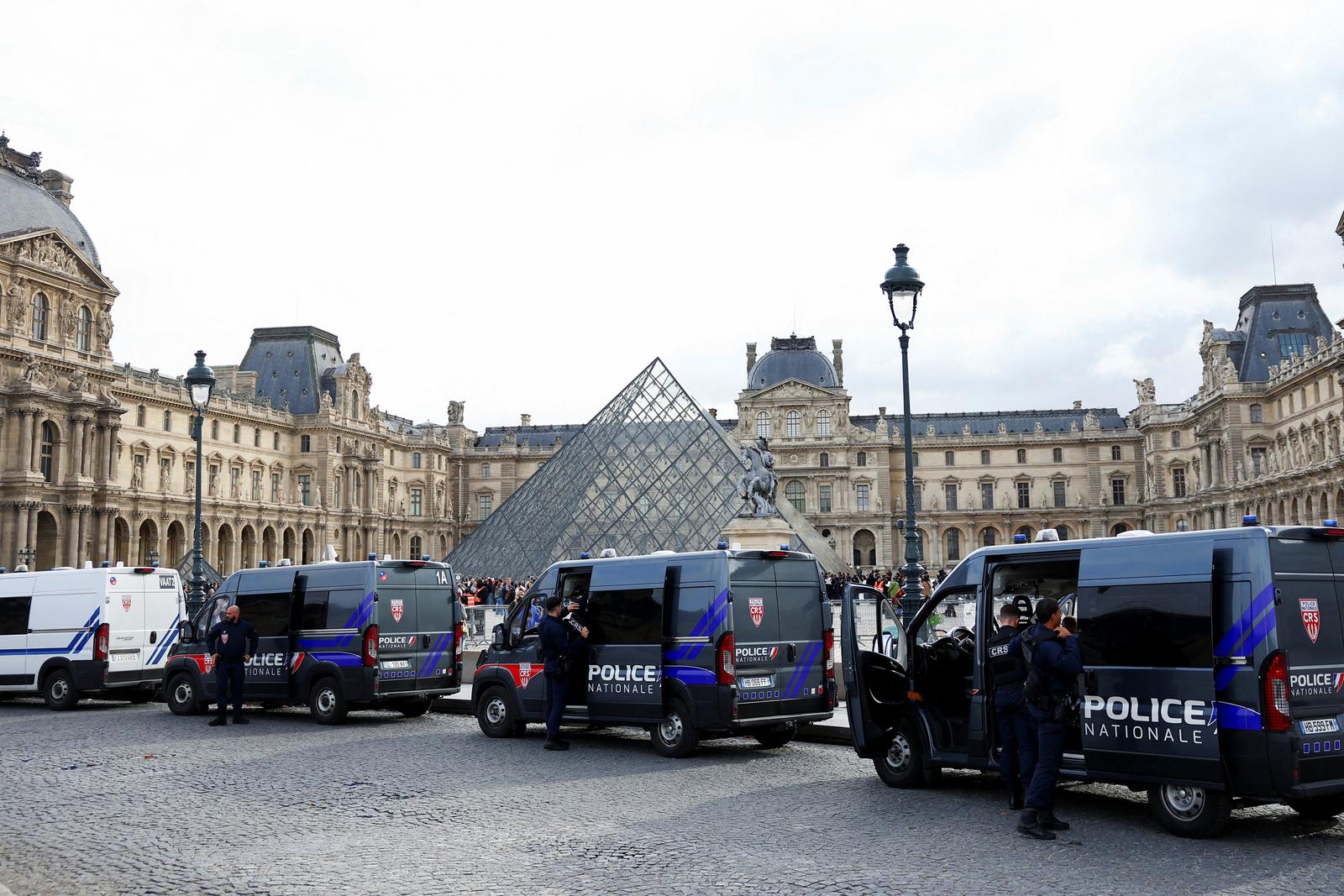 French police vans are parked near the glass Pyramid of the Louvre Museum, after French police arrested suspects in the Louvre heist case, in Paris, France October 27, 2025. REUTERS/Abdul Saboor Photo: ABDUL SABOOR/REUTERS