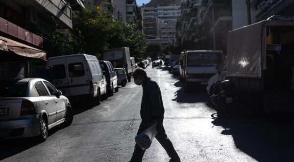(221108) -- ATHENS, Nov. 8, 2022 (Xinhua) -- An elderly man walks on the street in Athens, Greece, Oct. 6, 2022. TO GO WITH "Feature: Inflation taking ever bigger bite out of Greek retirees' pension income" (Photo by Lefteris Partsalis/Xinhua) Photo: Lefteris Partsalis/XINHUA