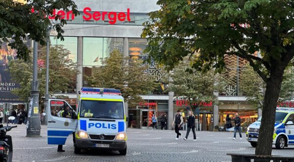 (230928) -- STOCKHOLM, Sept. 28, 2023 (Xinhua) -- Photo taken on Sept. 24, 2023 shows police patrol in central Stockholm, Sweden. A woman who died in an explosion in Uppsala, west of Stockholm, in the early hours of Thursday became the 12th victim of gang violence fatality in Sweden since the beginning of September, making it the country's deadliest month in four years. (Xinhua/He Miao) Photo: He Miao/XINHUA