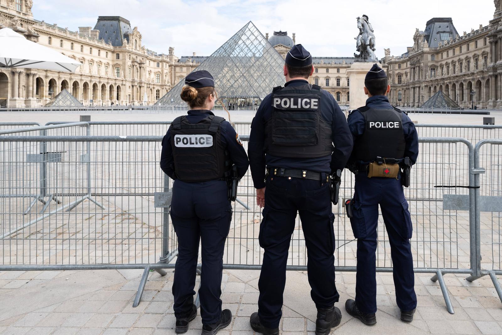 Police officers are in front of the Louvre Museum. The Louvre remains closed this Monday, a day after historic jewels were stolen from the world s most-visited museum in a daring daylight heist that prompted authorities to reassess security measures at cultural sites across France. Monday 20 october 2025. Paris, Louvre Museum, Paris, France.//01ACCORSINIJEANNE_LOUVRE.0025/Credit:JEANNE ACCORSINI/SIPA/2510201705 Photo: Jeanne Accorsini/SIPA/SIPA PRESS