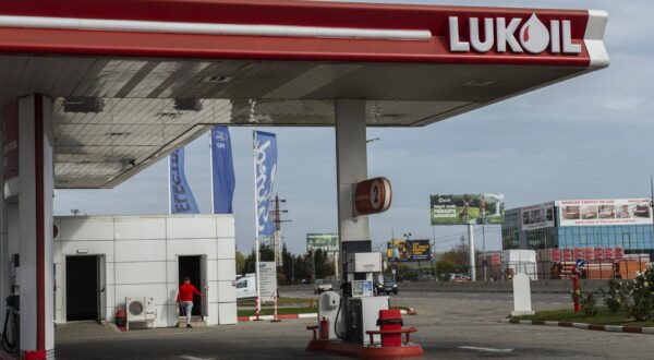 Have Donald Trump's and EU sanctions affected Russian oil companies in Romania?The fact is, they are indeed present in this EU and NATO member country. It remains to be seen what the origin of the fuel distributed by these gas stations is, and of the crude oil distilled by the Petrotel-Lukoil refinery in the city of Ploiesti. The Romanian government claims it has not been able to determine its source. Until now, it reached Petrotel-Lukoil from the Russian port of Novorossiysk on the Black Sea, then traveled via a pipeline from the Romanian port of Constanta to the Ploiesti refinery. Acquired by Russia in 1998, Petrotel-Lukoil is one of the largest refining plants in Est-Europe.//TIRATJEANCHRISTIAN_1.1099/Credit:Jean-Christian Tirat/SIPA/2510261758 Photo: Jean-Christian Tirat/SIPA/SIPA PRESS