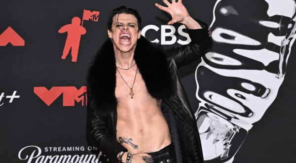  Yungblud arrives at the MTV Video Music Awards on Sunday, Sept. 7, 2025, at UBS Arena in Elmont, N.Y. (Photo by Evan Agostini/Invision/AP) 2025 MTV VMAs - Arrivals